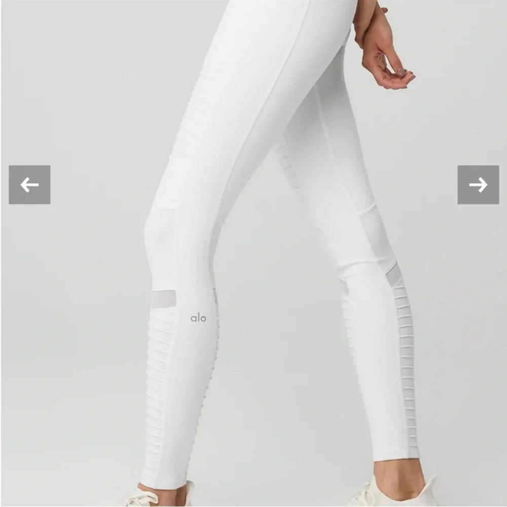 Alo Yoga High-Waist Moto Legging in White. Size XS